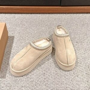 🎃🎃UGG Women's Cream Slip-On Slippers